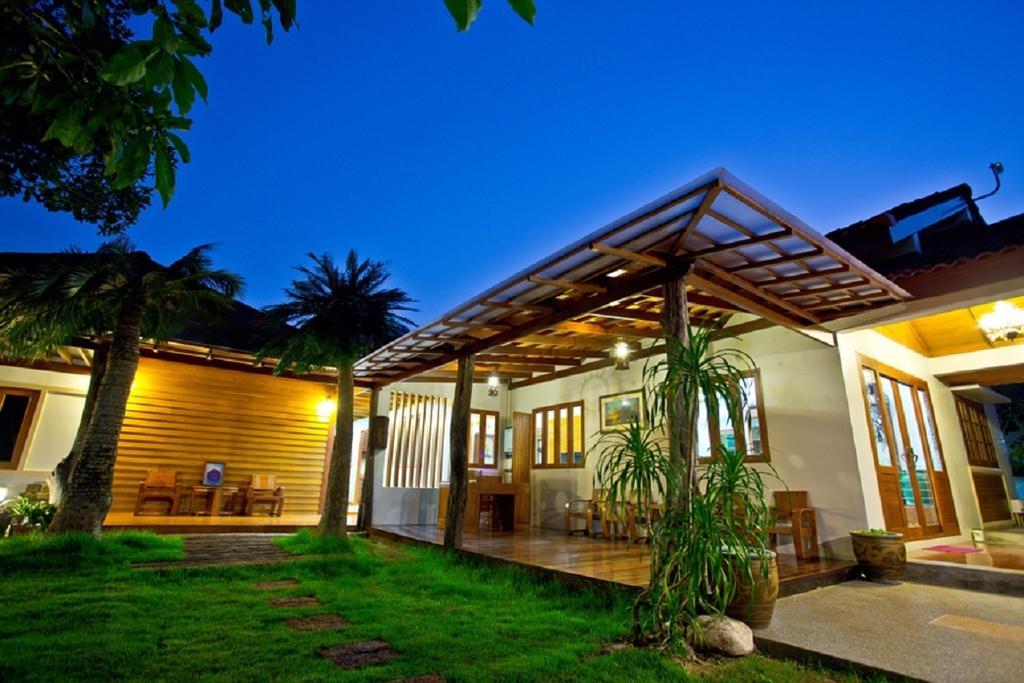 Tree Home Plus 나콘시탐마랏 외부 사진