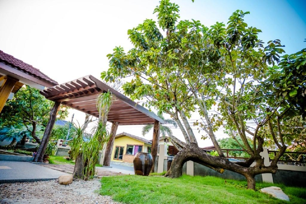 Tree Home Plus 나콘시탐마랏 외부 사진
